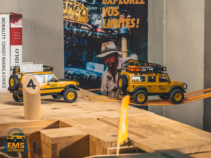 Машинка на радіокеруванні FMS 1:24 FCX24M Land Rover DEFENDER 110 Camel Trophy Edition RTR  FMS12482RTRYL фото